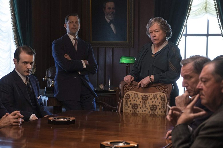 Epizódszerepre sem akárkit kért fel a Netflix: Kathy Bates a texasi kormányzót alakítja •  Fotó: Netflix