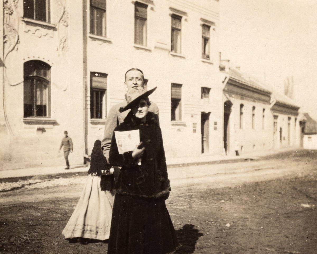 Korzózók Dr. Bochkor Béla háza előtt 1917-ben •  Fotó: Fortepan