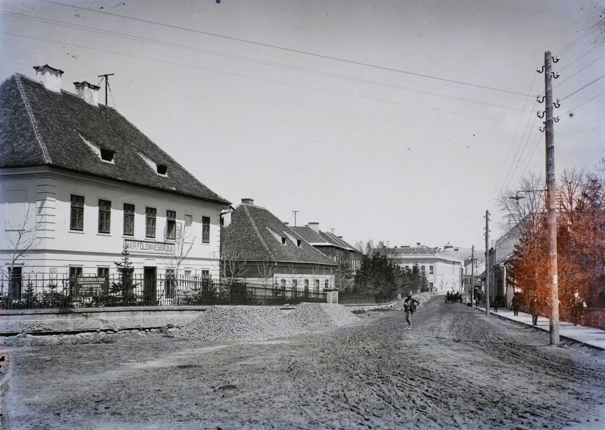 Petőfi Sándor (Vár) utca, balra a Magyar Királyi Földmívesiskola - 1914 •  Fotó: Fortepan