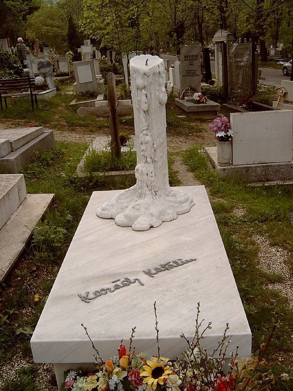 Karády Katalin sírja Budapesten, a Farkasréti temetőben. Fekete Tamás alkotása &bullet;  Fotó: Wikipédia