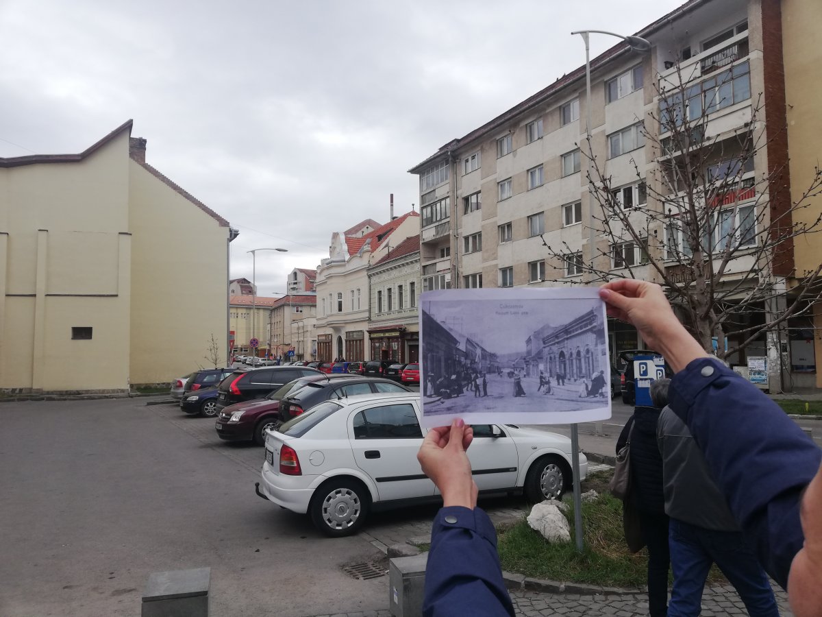 Itt találkozott a város két főutcája, a parkoló helyén  Nagy Gyula üzlete, mellette Cseh István mészárszéke állt •  Fotó: Péter Beáta
