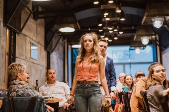 Vacsoraszínház. Eszik-e vagy isszák?