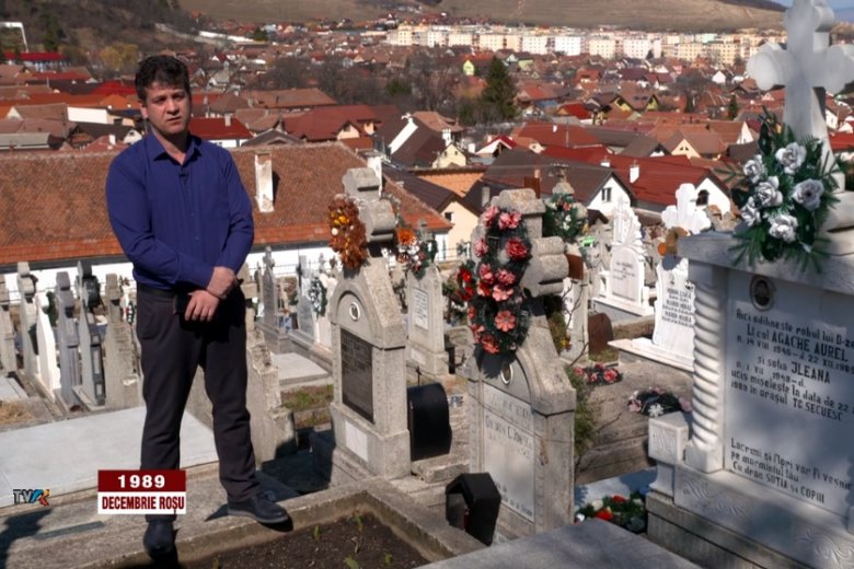 Aurel Agache fia édesapja sírjánál (a kép a filmből származik) 