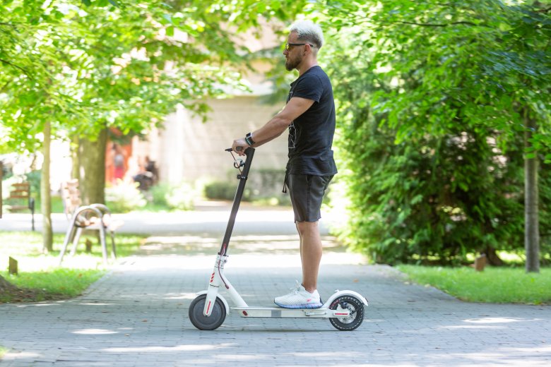 Nem csak a környezettudatosság állíttatta fel a rollerre •  Fotó: Erdély Bálint Előd