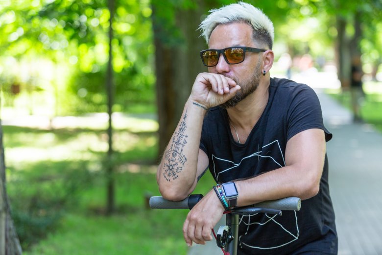 Óra, karkötő, fülbevaló, tetoválás, (most éppen) szőke haj: ez mind Barabás Árpád •  Fotó: Erdély Bálint Előd