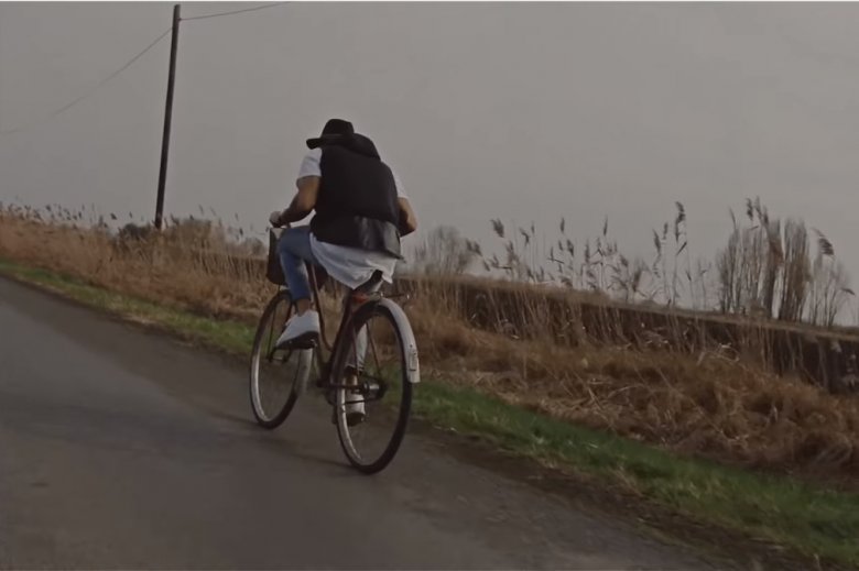 •  Fotó: Forrás: a Ha Ko Ham zeneakar Ellopták a biciklim című videóklipp