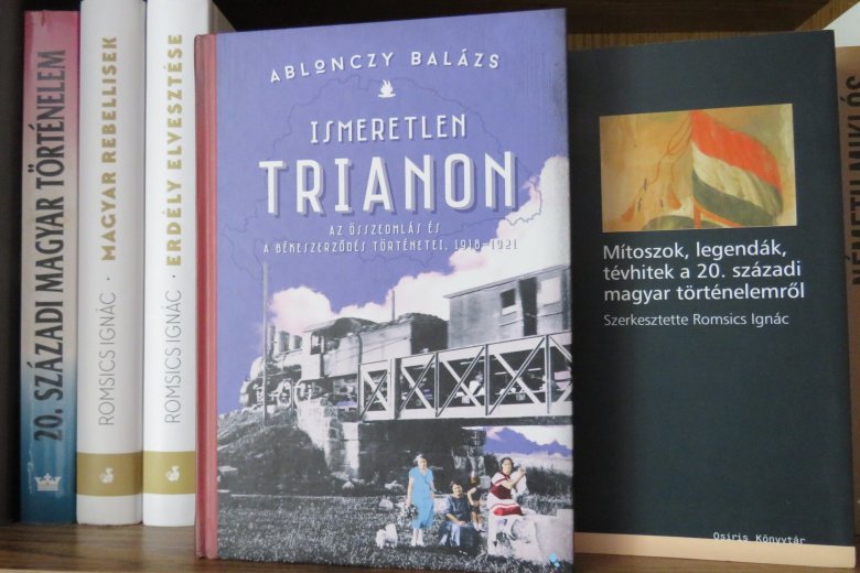 Ott a helye a könyvespolcokon •  Fotó: Katona Zoltán