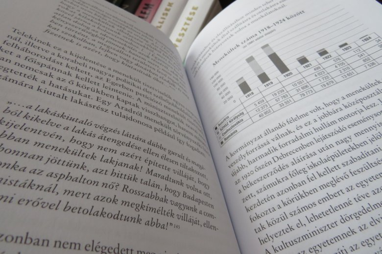 Igen részletgazdag a könyv, de egyáltalán nem unalmasak az adatsorok •  Fotó: Katona Zoltán