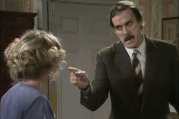 John Cleese a Waczak szálló című sorozatban •  Fotó: Imdb.com