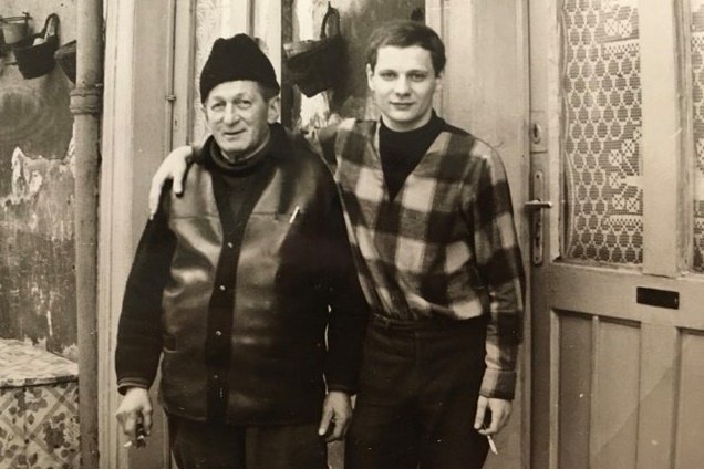 Bereményi Géza a nagyapjával 1970 körül – róla mintázta az Eldorádó film Monori Sándorát •  Fotó: Forrás: Bereményi Géza Facebook-oldala az ő engedélyével