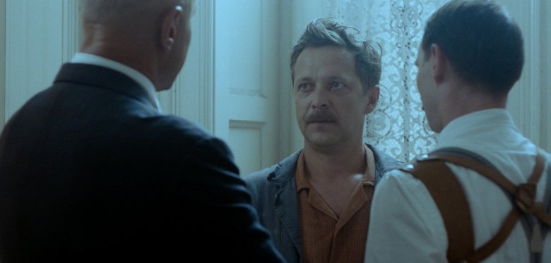 Deák Kristóf: Foglyok című filmjében házmesterként •  Fotó: Foglyok