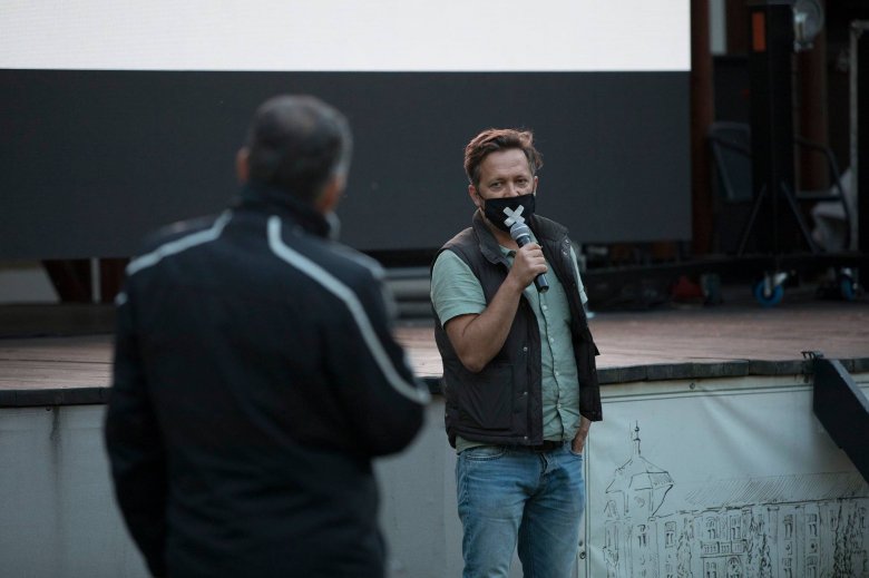 Molnár Levente az Apró mesék csíkszeredai vetítését követő közönségtalálkozón maszkban, távolságot tartva •  Fotó: Kelemen Csaba/Filmszereda-Filmtettfeszt
