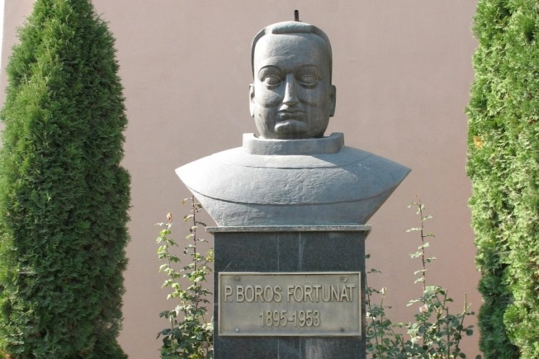 Szobra a róla elnevezett iskola előtt •  Fotó: Kép forrása: a zetelaki iskola honlapja