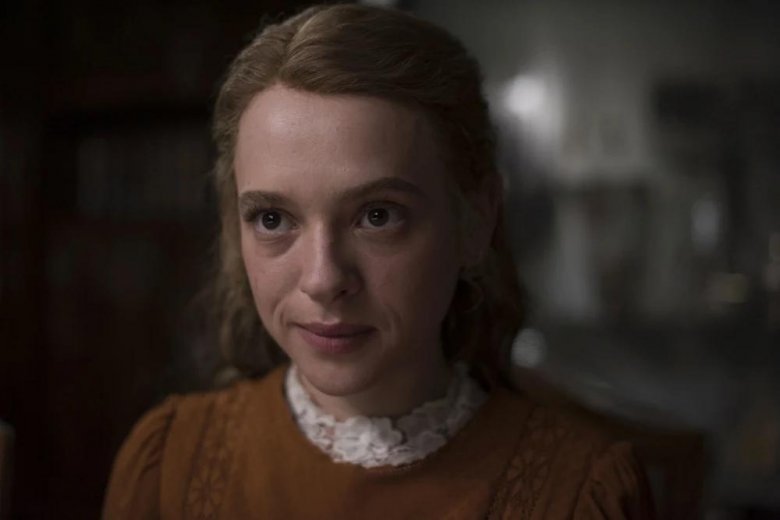 Shira Haas alakításában láthatjuk Esty-t, a történet főszereplőjét •  Fotó: Netflix