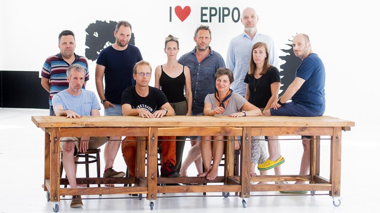 Az epipói tábor résztvevőinek egy kis része, akik pszichodrámában próbálták feldolgozni mindazt, ami velük történt Epipóban •  Fotó: Visszatérés Epipóba/HBO