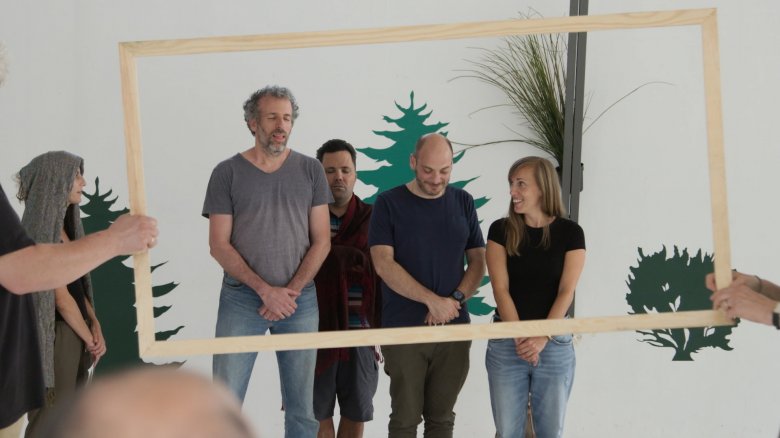 Oláh Judit (jobbról) rendezőként maga is aktív szereplője a filmnek •  Fotó: Visszatérés Epipóba/HBO