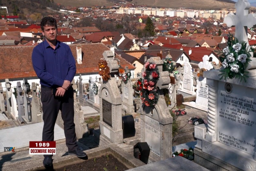 Aurel Agache fia édesapja sírjánál (a kép a filmből származik) 