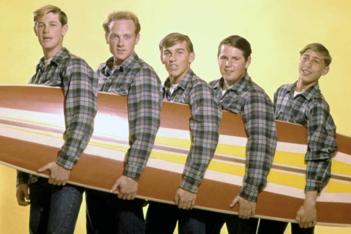 A Beach Boys igen-igen sok szörfös, tengerpartos, nyári dalt írt, mi egyet emeltünk ki •  Fotó: Forrás: a Beach Boys zenekar Good Vibrations című videóklipje