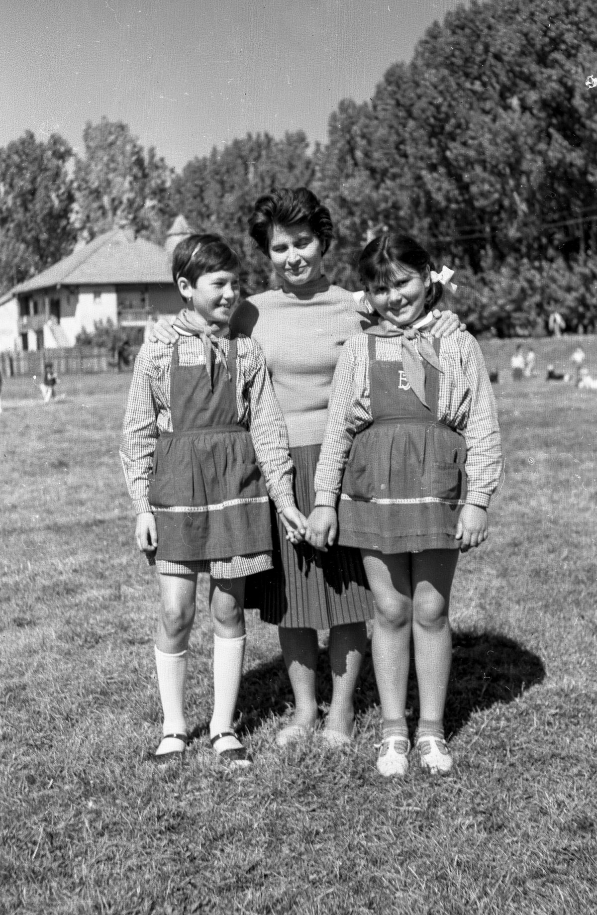 Bara Éva tanítónénivel, 1965 •  Fotó: Szabó Miklós/Nagy Gyöngyvér archívuma