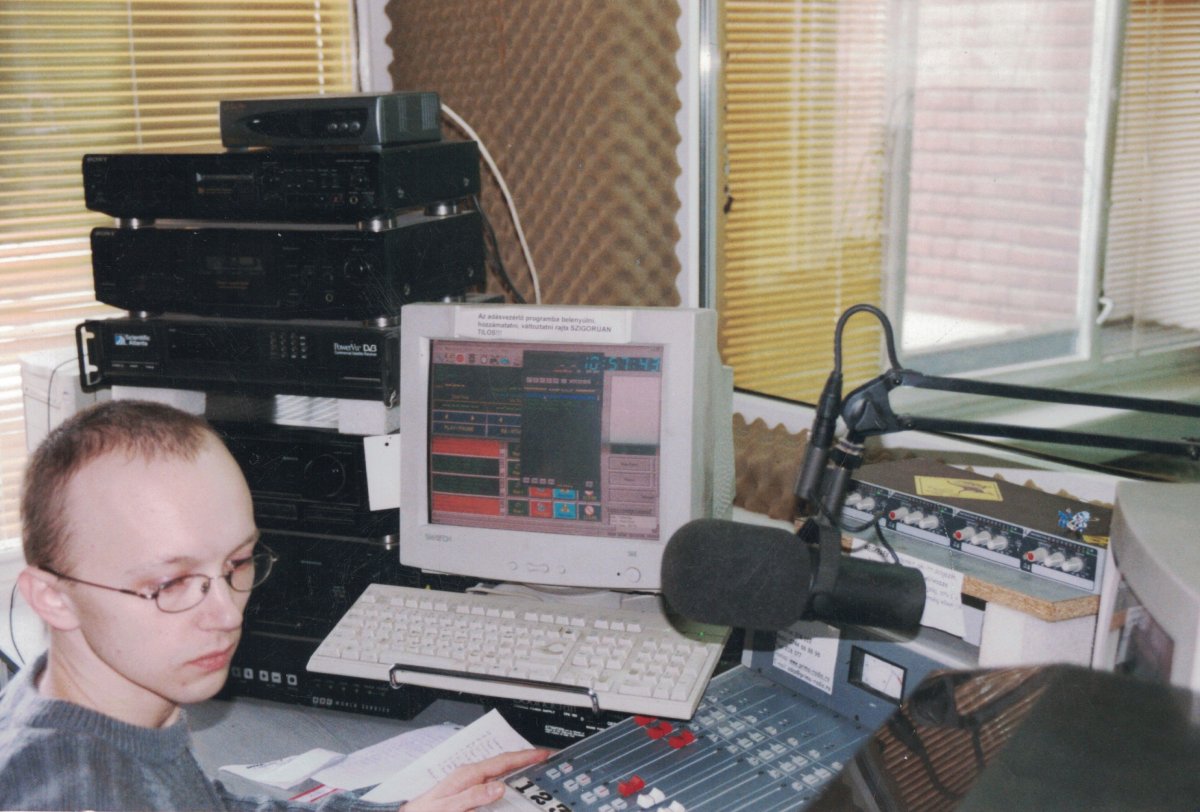 Csizmadia Attila a Príma Rádió stúdiójában 1998-ban •  Fotó: Archív felvétel