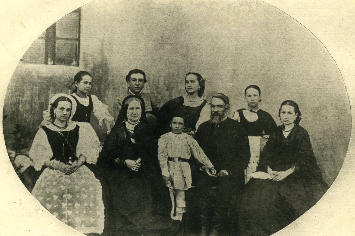 Nagy Gyöngyvér szépszülei, Zakariás Kristóf és Jancsó Karolina családja 1859 körül •  Fotó: Nagy Gyöngyvér személyes archívuma