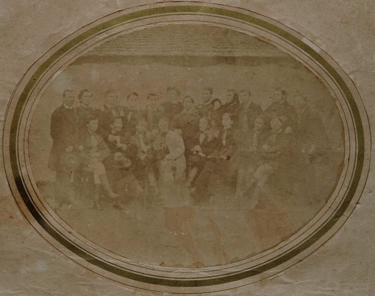 Az ükapa, Lakatos József érettségi csoportképe. „VIII-dik osztálybéli tanuló társaim Károlyfehérvárt (ma Gyulafehérvár) 1871 kettődikévben” •  Fotó: Nagy Gyöngyvér személyes archívuma