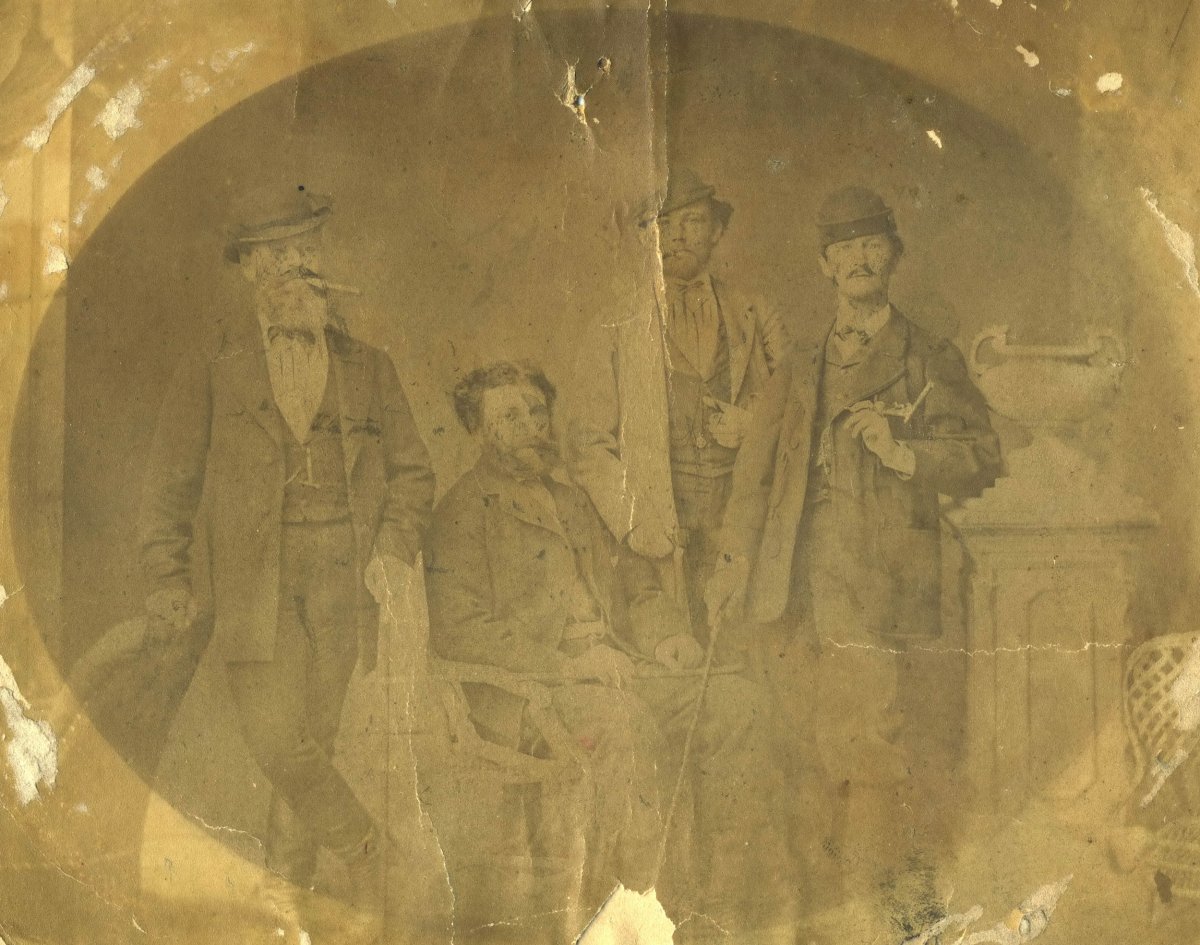 „1870-71-ben állami kültségen Würtembergben és Schweizban utazott tanárok… Megjegyeztetik, hogy mind négy nevezett külföldre utazásuk előtt már több évig rendes állomásban működött, s ezen kép Würtembergben, Reuthlingenben, tanulmányi kirándulás alkalmával készült.” •  Fotó: Nagy Gyöngyvér személyes archívuma