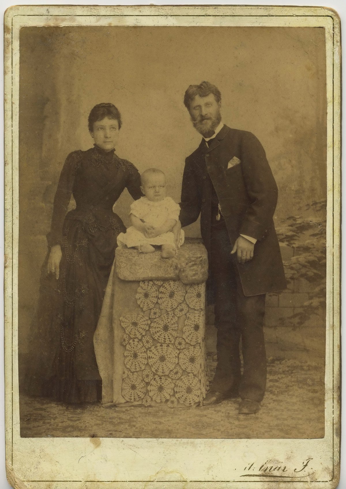 Dédszülők, Nagy Géza és Bogdán Rozália gyermekükkel, 1886 körül •  Fotó: Nagy Gyöngyvér személyes archívuma