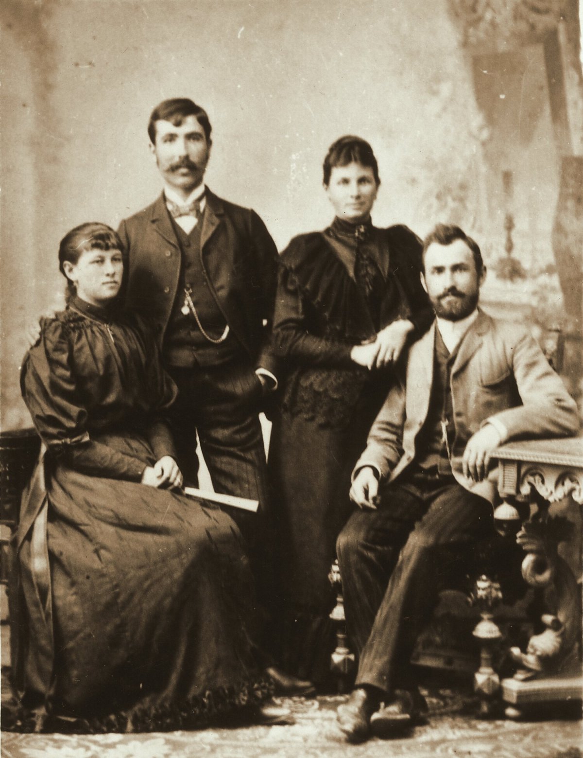 Köllő Regina és Portik Lajos, valamint a dédszülők, Köllő Marcella és Szabó Sándor, 1900 •  Fotó: Nagy Gyöngyvér személyes archívuma