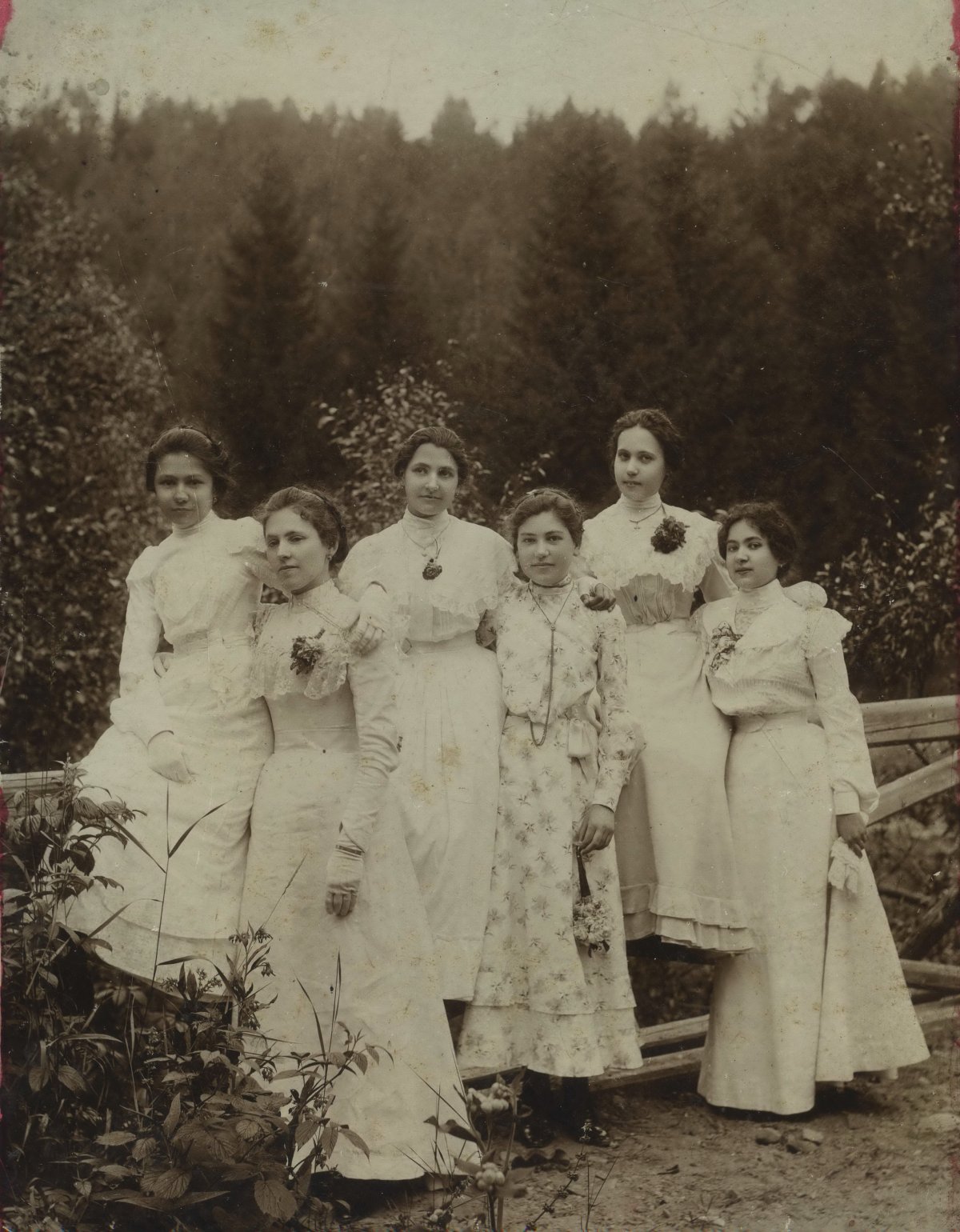 A dédanya Bartalis Irén diáktársaival, 1895 •  Fotó: Nagy Gyöngyvér személyes archívuma