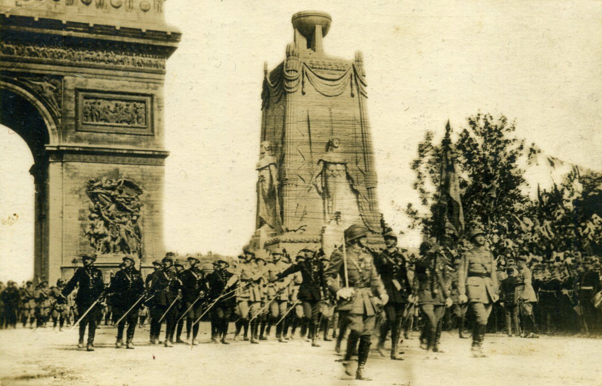 Párizsi felvonulás, 1919 •  Fotó: Molnár Attila gyűjteménye