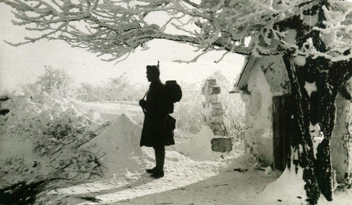 Magyar katona őrt áll, Tirol, 1916 •  Fotó: Molnár Attila gyűjteménye