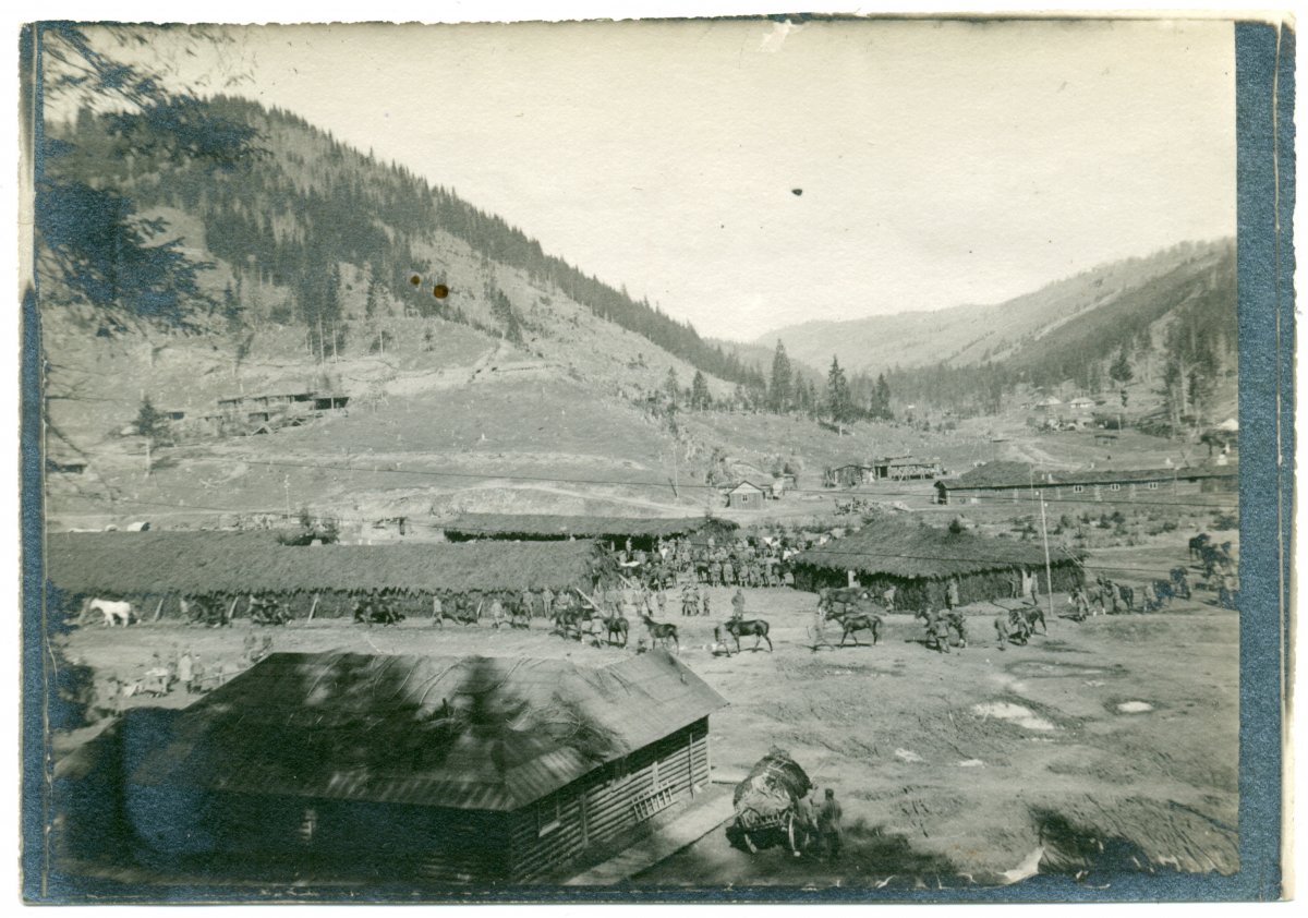 Csata előtti felvonulás, Úz-völgye, 1917, Meskó Tibor albumából •  Fotó: Molnár Attila gyűjteménye