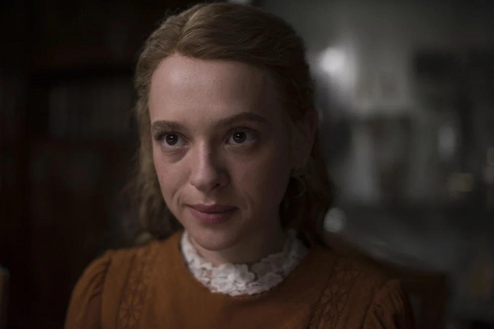 Shira Haas alakításában láthatjuk Esty-t, a történet főszereplőjét •  Fotó: Netflix