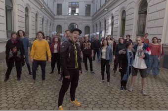 „Azért kéne tanulni, ne tudjanak szapulni!” Dalok az iskoláról