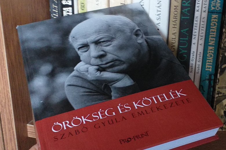 A kötet egészen friss, néhány hete jött ki a nyomdából •  Fotó: Katona Zoltán