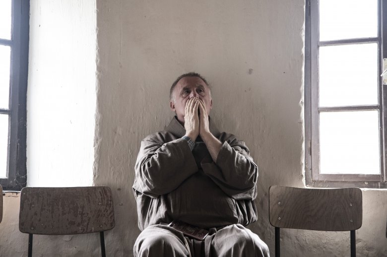 A szeretetről, Istenről, az emberről, a teremtett világról, a nevelésről osztja meg gondolatait Böjte Csaba a füveskönyvben •  Fotó: Lettner Krisztina