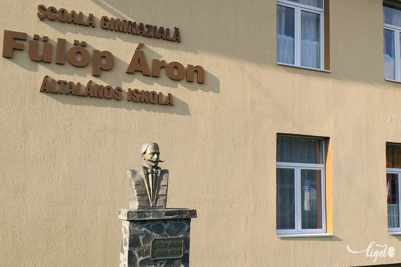 Szülőfalujában iskolát neveztek el róla •  Fotó: Katona Zoltán