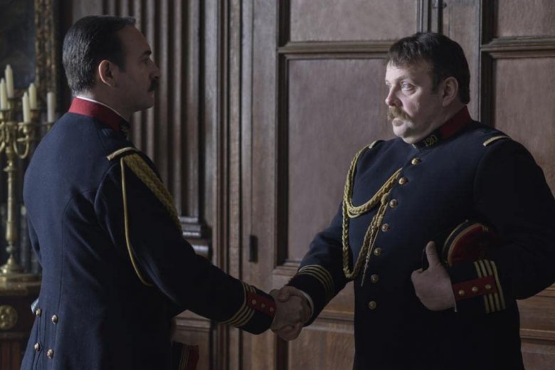 Jean Dujardin és az igazságot végül bevalló Henry katonatisztet alakító Grégory Gadebois •  Fotó: Imdb.com