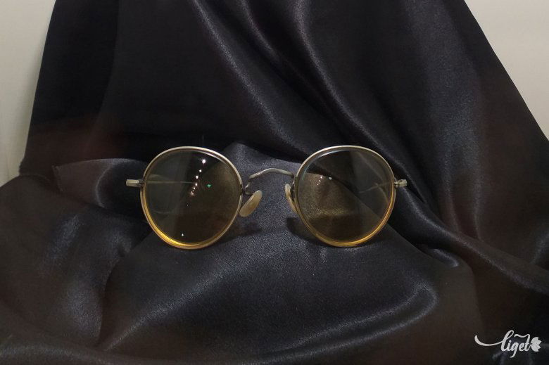 Lennon szemüvege a liverpooli Beatles-múzeumban – ez a szemüveg volt rajta az Imagine videójának forgatásán •  Fotó: Katona Zoltán