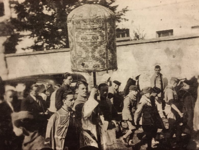 Csíksomlyói pünkösdi búcsú, 1940. A labarum mellett jobbról (a képen bal oldalt) Magyari Jenő •  Fotó: Forrás: a Magyari család archívuma