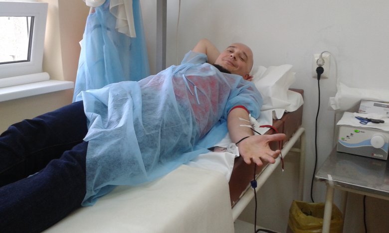 Szerzőnk tűvel a karjában egy korábbi képen •  Fotó: Katona Zoltán archívumából