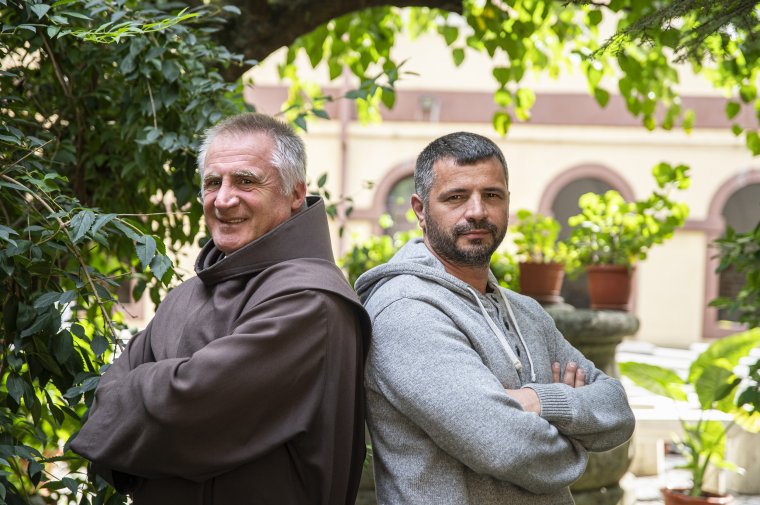 „Egy marék por, mint mindenki más”. Átfogó életrajzi könyv Böjte Csabáról