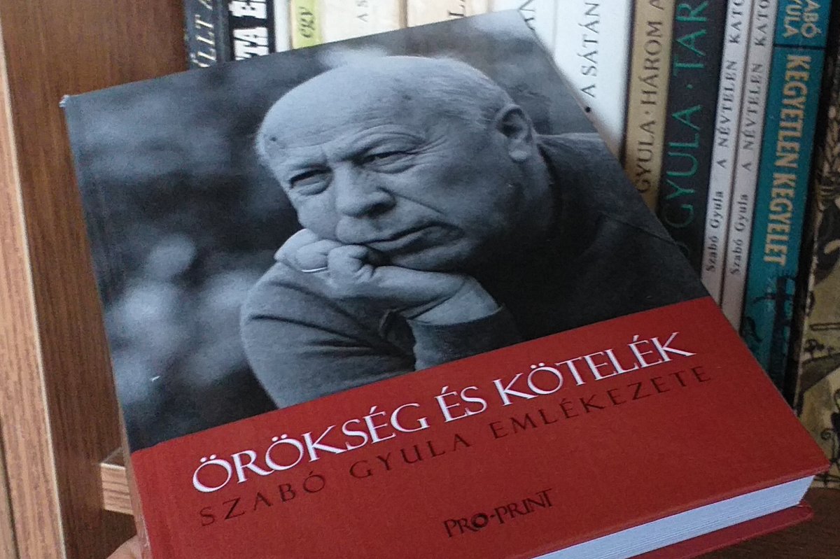 A kötet egészen friss, néhány hete jött ki a nyomdából •  Fotó: Katona Zoltán