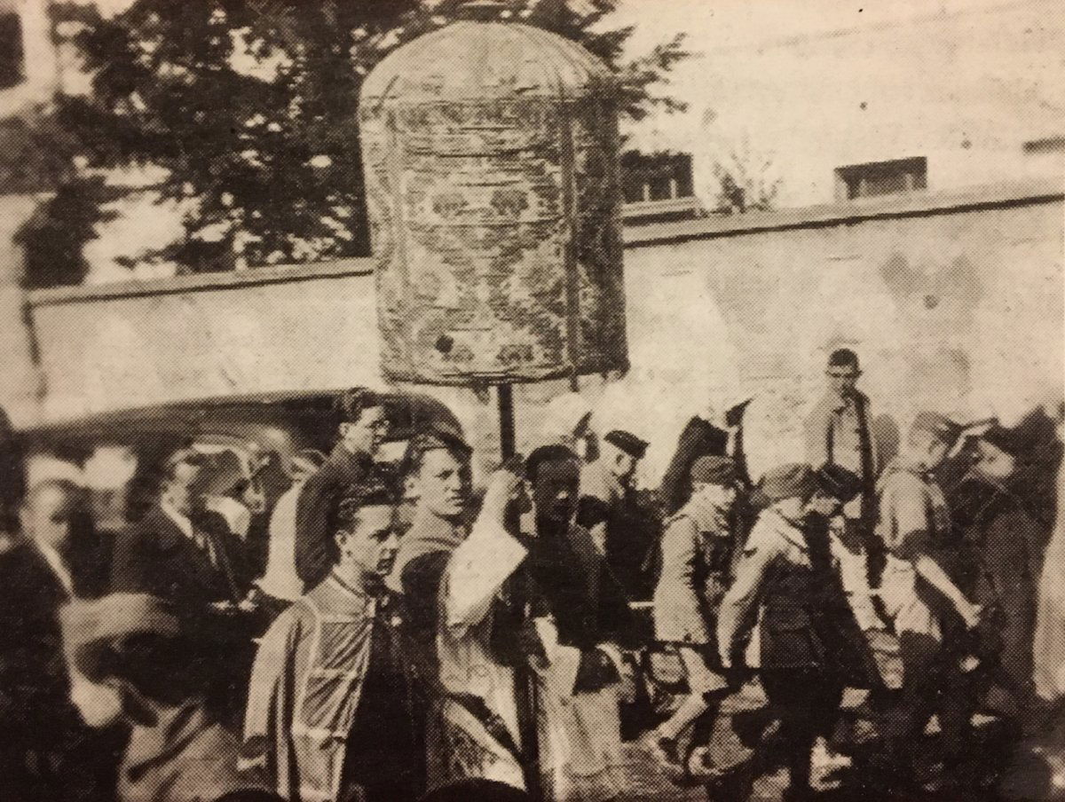Csíksomlyói pünkösdi búcsú, 1940. A labarum mellett jobbról (a képen bal oldalt) Magyari Jenő •  Fotó: Forrás: a Magyari család archívuma