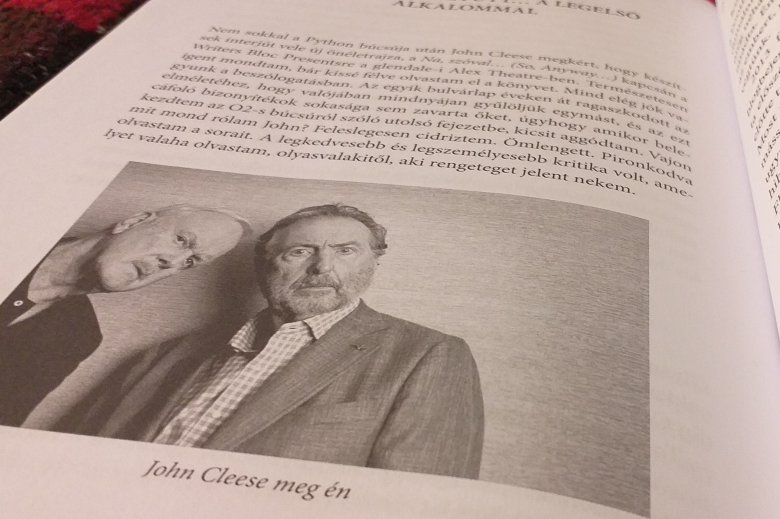 Rengeteg a Monty Pythonhoz és más popsztárhoz, előadóhoz fűződő történet a könyvben •  Fotó: Katona Zoltán