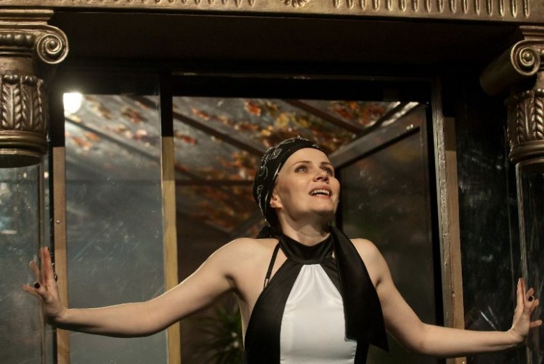 A Hedda Gabler címszerepében Kézdi Imola •  Fotó: Biró István