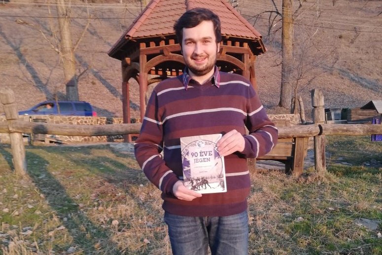 Gyurka Csaba a csíkszeredai jégkorongról szóló könyvével •  Fotó: Dobos László