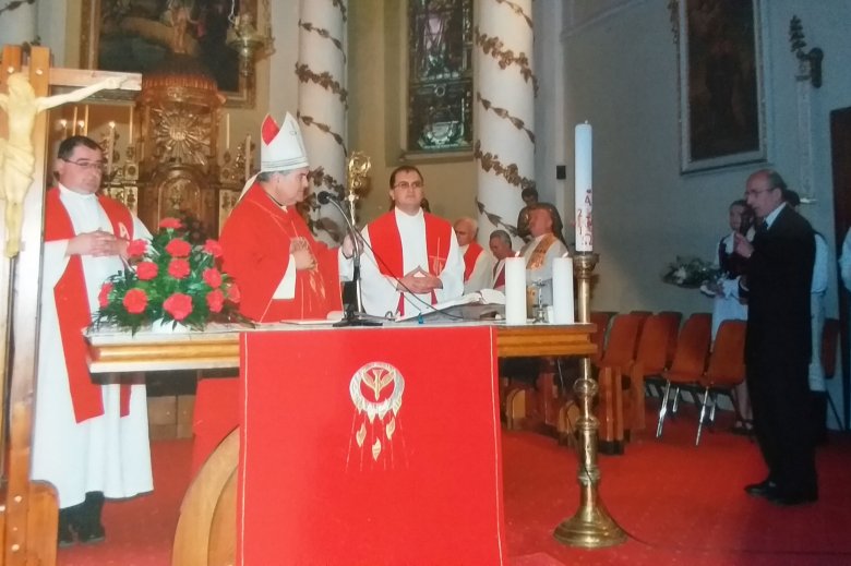 Derzsy András az udvarhelyi Szent Miklós-hegyi templomban Dr. Jakubinyi György érsekkel •  Fotó: Derzsy András archívumából