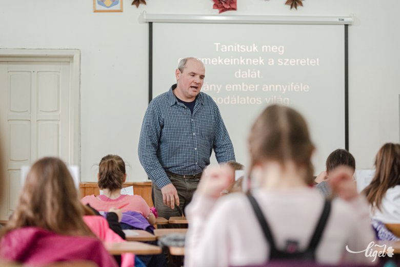 Fontos a gyerekeket minőségi zenével megismertetni – véli a tanító •  Fotó: Gábos Albin